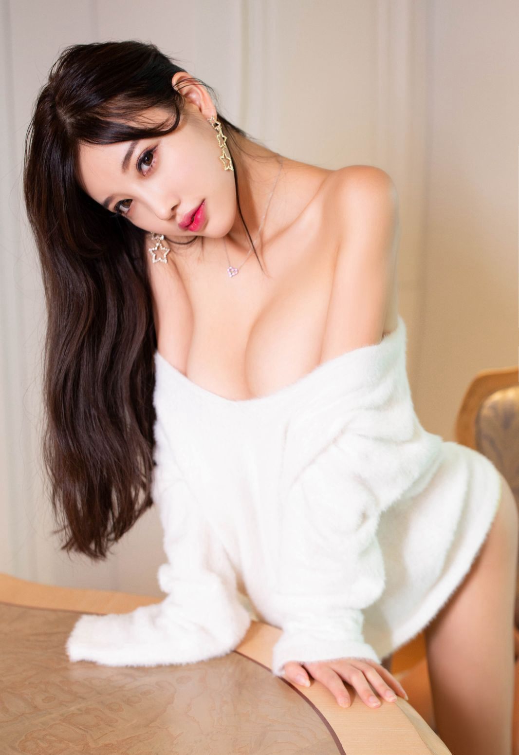 杨晨晨性感翘臀丝袜美腿高清风骚巨乳写真（3/10）