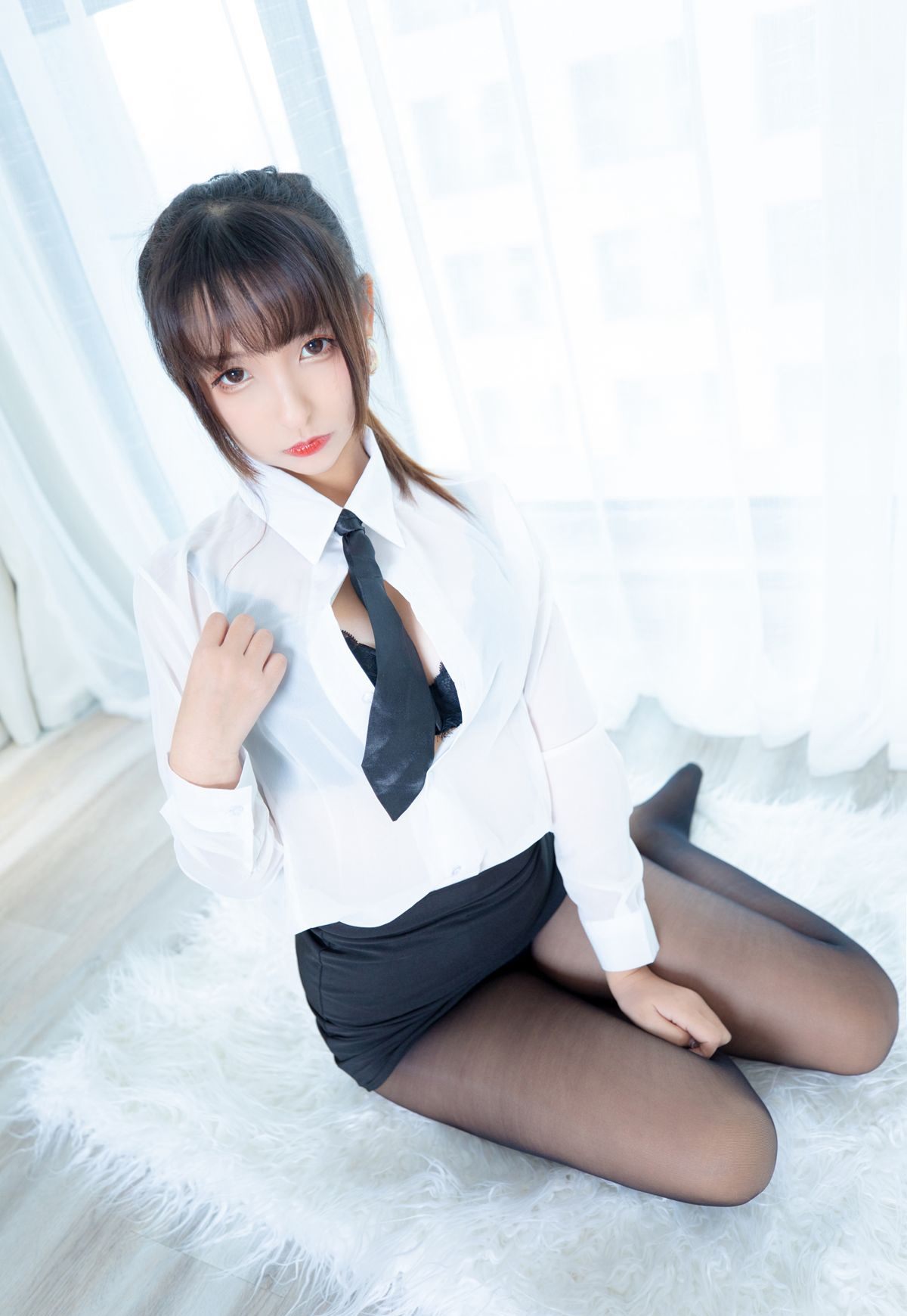 制服美女cosplay黑丝高跟丰满美臀秘书美女（1/13）