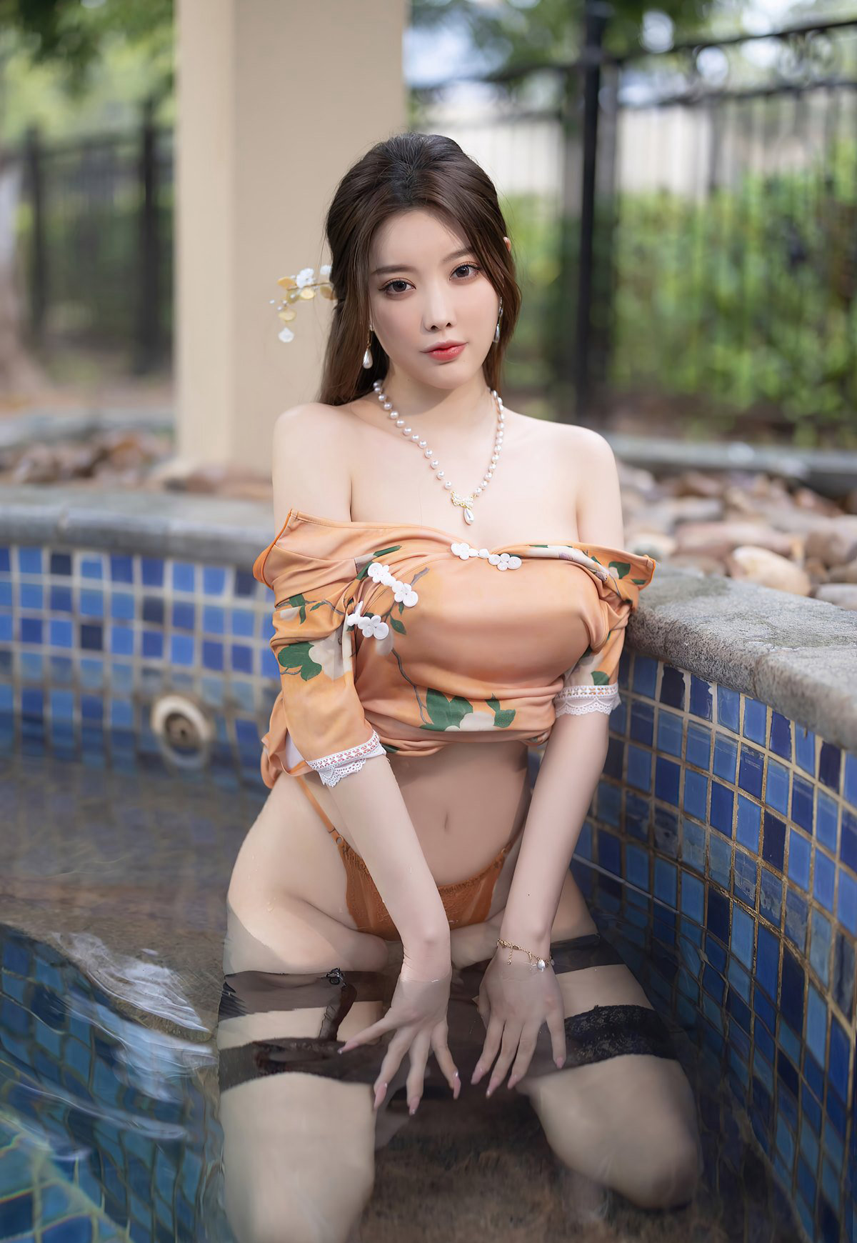 杨晨晨性感旗袍弑神白嫩大胸巨乳诱惑性感肉丝风骚写真（4/19）