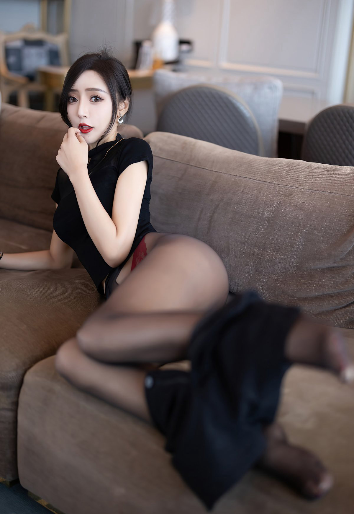 黑丝吊袜王曦瑶黑丝美女诱惑制服装套裙诱惑女秘书（1/28）