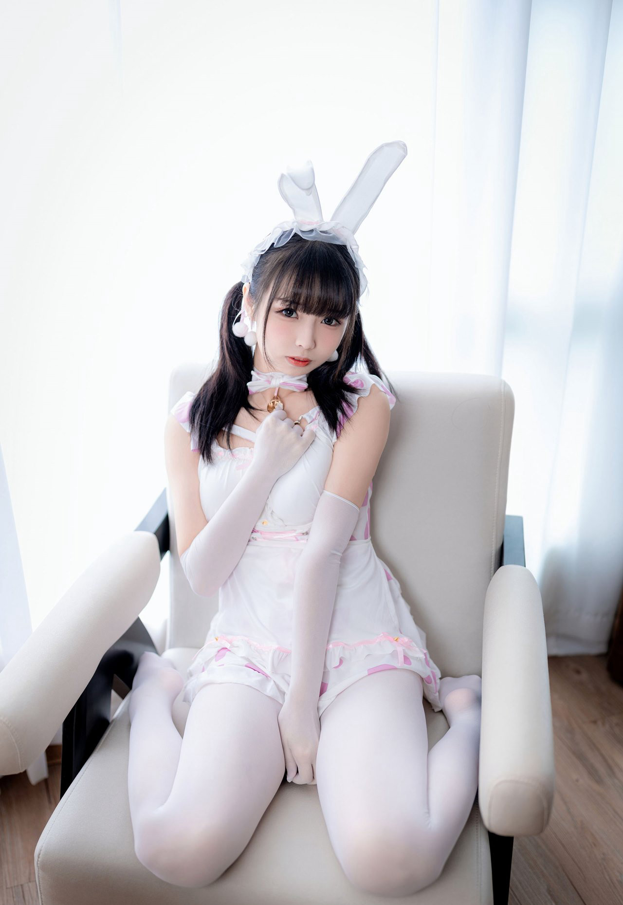 白丝无内cosplay大尺度兔女郎美女私房美腿套图（4/17）